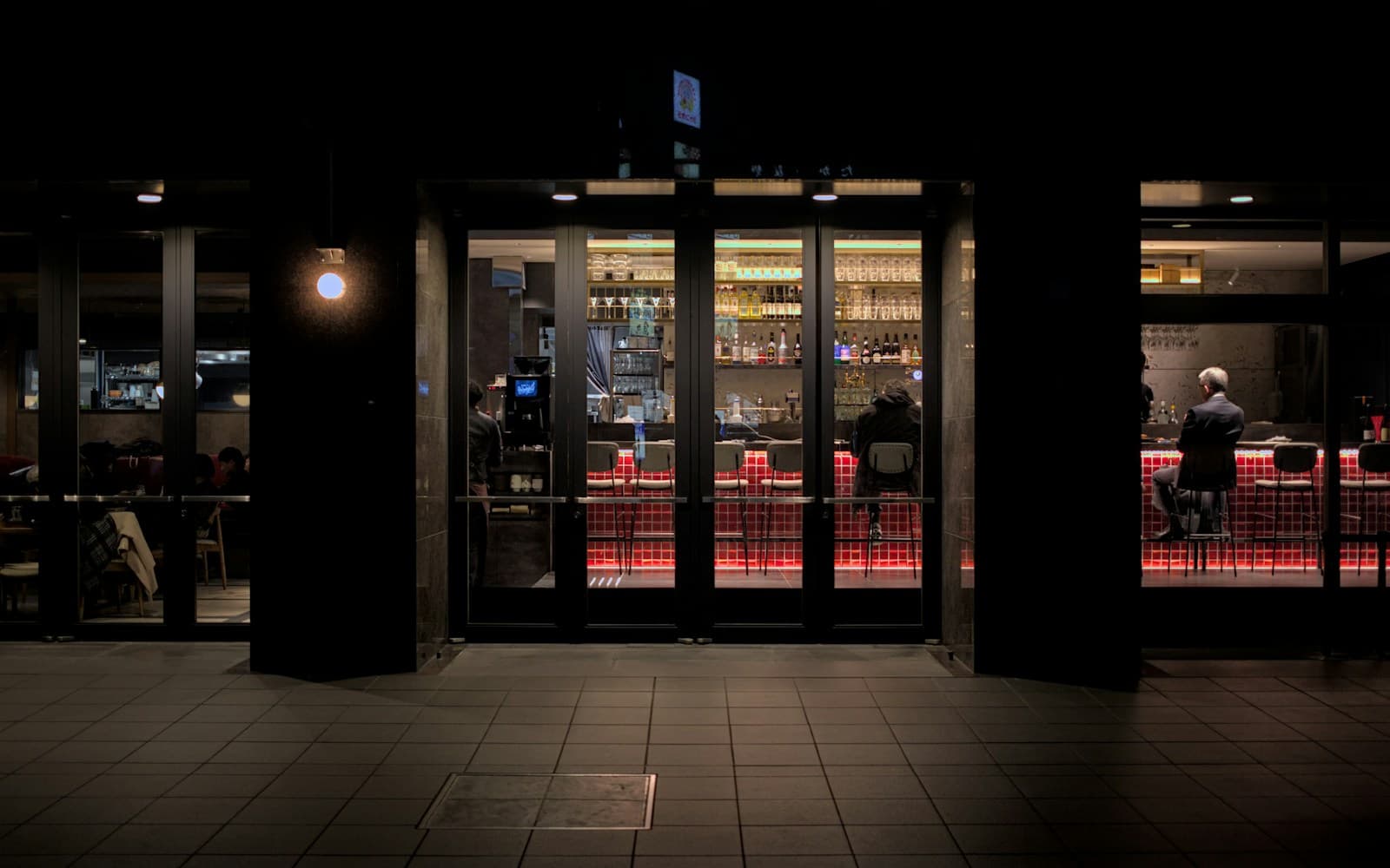 Ingang van een uitgaansgelegenheid bij avond