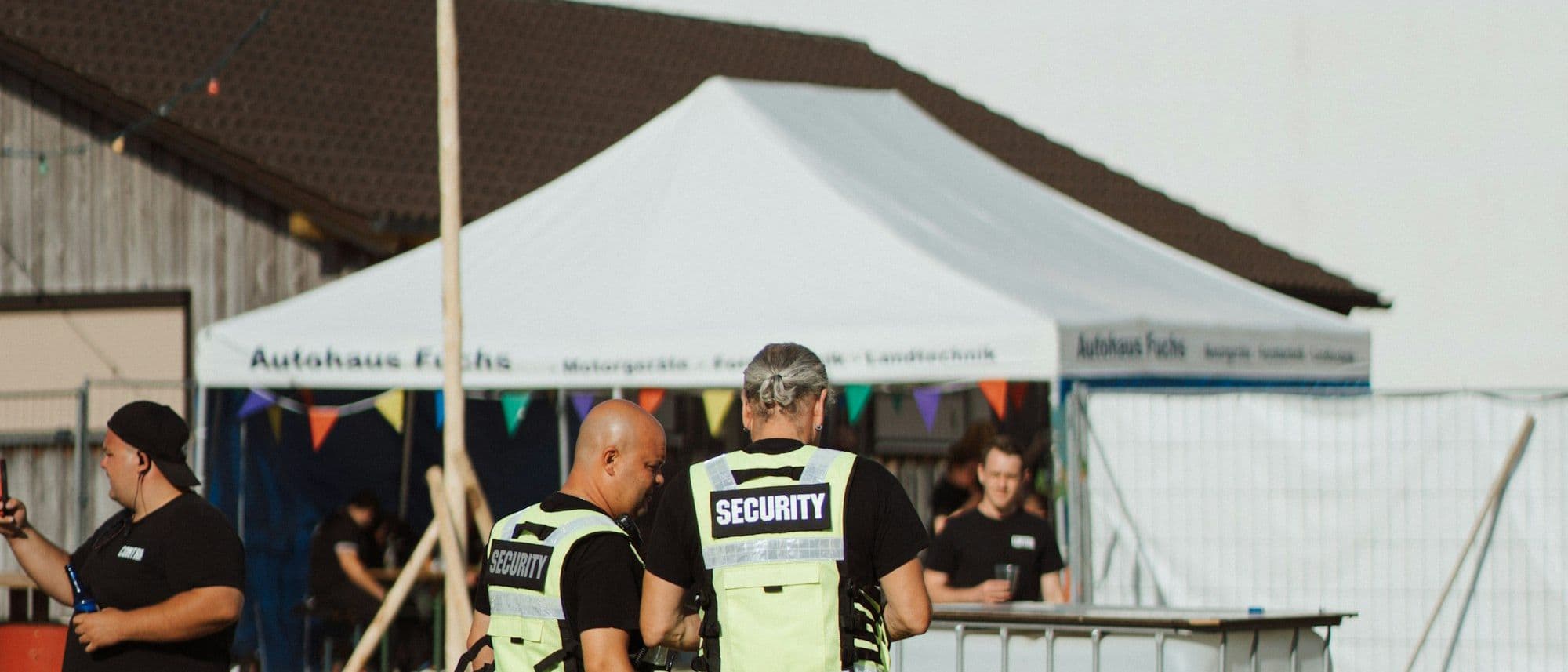Beveiligers aan het werk op een evenemententerrein